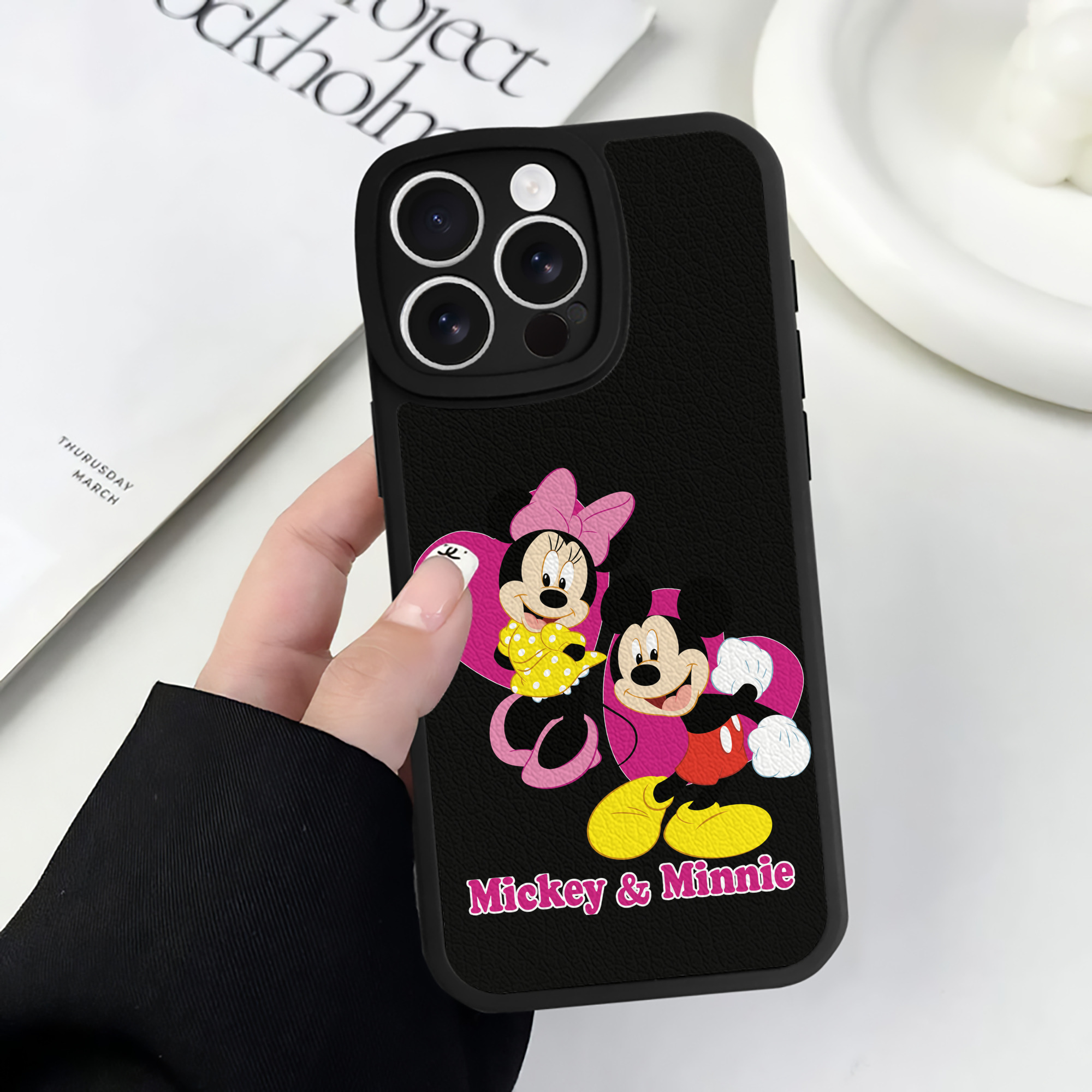 （画像用） ミッキーマウス Mickey Mouse 【iPhone 16シリーズ対応】シリコンスマホケース（レザー調） 材質：シリコン